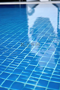 日光庭院背景图片_游泳池 游泳池 透明泳池上的游泳池
