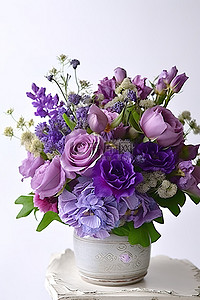 白色背景上的紫色插花