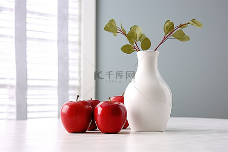 一个白色花瓶，里面有红苹果