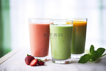 健康水果背景图片_台面上放着三个装满水果冰沙的玻璃杯
