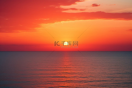 夕阳灯塔背景图片_夕阳在海上，云彩在其上空