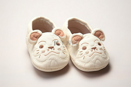 婴儿鞋背景图片_带有动物图案和刺绣小猫的婴儿鞋
