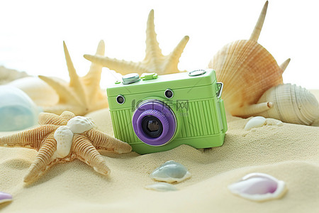 在符号背景图片_一台绿色相机坐落在贝壳旁边的沙滩上