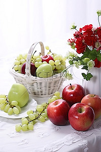 葡萄背景图片_红苹果和葡萄，白桌布上有鲜花和喷壶
