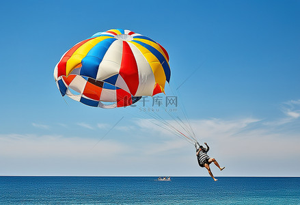一名男子在滑翔伞板上漂浮在空中