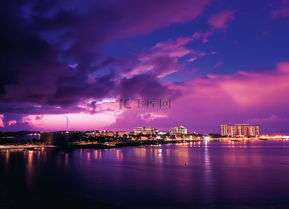夜晚城市背景图片_黄昏时海洋上空紫色云朵的图像