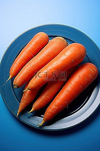 蓝盘上的五根胡萝卜，配生菜西红柿和胡萝卜