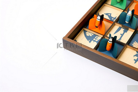 小纸片背景图片_这个木托盘中显示了坐在两块纸片上的小立方体