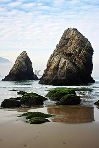 背大石头背景图片_海滩上的两块大石头充满了水和海藻