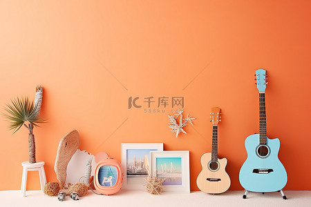 橙色的墙，上面有椰子图片和吉他