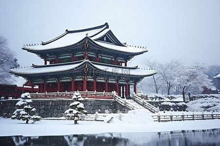 韩国古老的宫殿和花园在降雪中