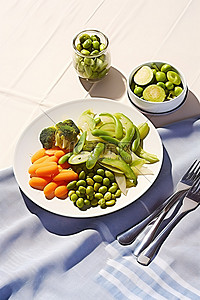 沙拉餐盘，桌上有西兰花青豆和胡萝卜