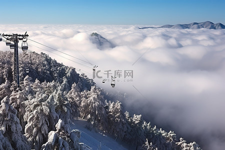 云南滑雪场有一个白雪覆盖的斜坡