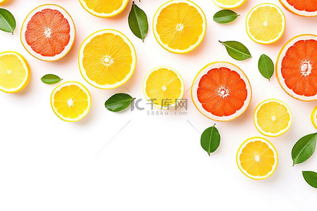 白色背景的柑橘类水果，叶果顶视图