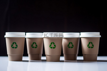 环保标志纸杯背景图片_五个纸杯，上面有绿色回收标志