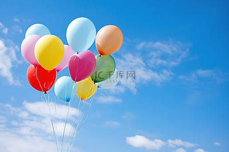 五颜六色的气球背景图片_五颜六色的气球在蓝天上飞翔