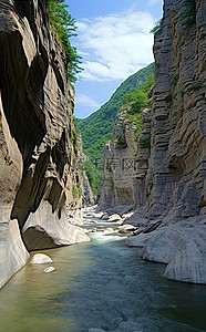 山脉，河流在峡谷中流淌