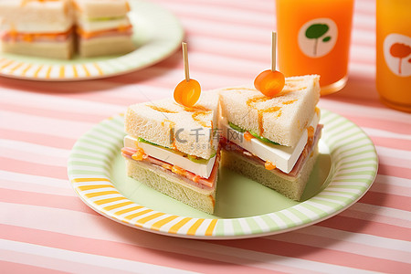 水果小盘子背景图片_三明治用一根别针固定在盘子上，并用橙色装饰