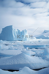 南极洲的冰山浮在水面上
