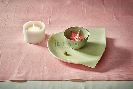 一张绿色餐巾纸和两根绿色小蜡烛