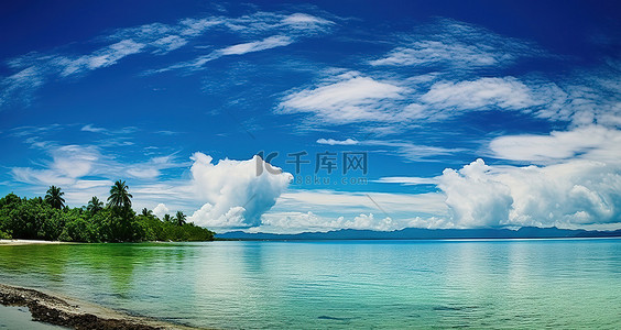 长安岛 Klong Kartun 海滩岛的蓝色海水和云彩