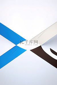 蓝色胶带中带有空心箭头的白色和棕色标志