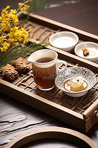 克莱因蓝磨砂材质背景图片_木盘上放着磨砂奶油和勺子的茶杯