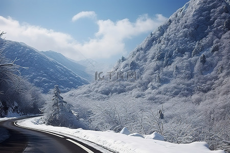 冬天的人背景图片_冬天的山里的山和雪的图片