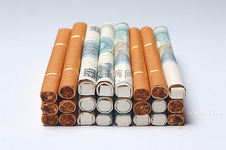 现金香烟卷在白色表面上的钱中