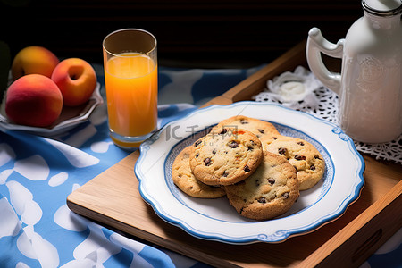 果汁橙背景图片_水果托盘上有饼干和果汁，放在银托盘上