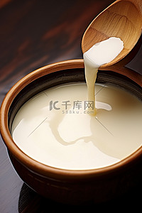 甜牛奶背景图片_正在准备的碗中的天然甜牛奶