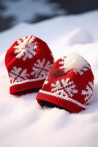 两顶红白帽子和雪花躺在雪地上