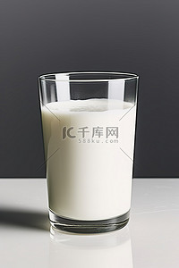 玻璃杯牛奶背景图片_一杯牛奶，顶部边缘朝上