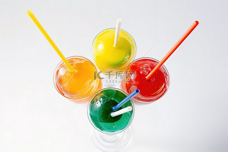 果汁画册背景图片_3个带吸管和吸管的彩虹色球