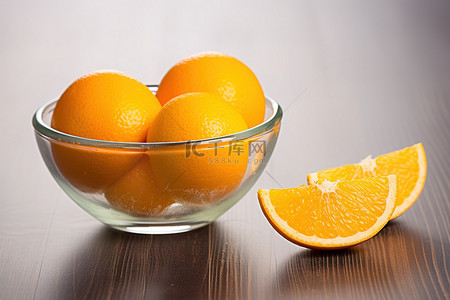 玻璃碗里的橙子和果汁