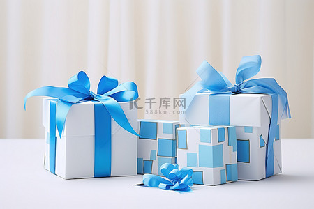 礼盒和背景图片_桌子上有一个白色礼盒和一个蓝色礼盒