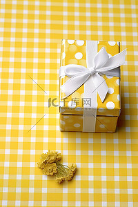 黄白色的食物背景图片_谢谢你黄白格子礼盒