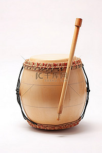 傳統樂器背景图片_白色背景上有木棍的木鼓