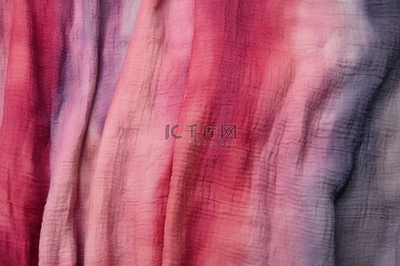 粉色和灰色条纹扎染围巾的特写图像