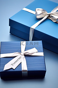 礼品包装旁边的蓝色生日贺卡