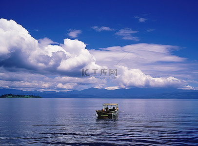 海浪大船背景图片_蓝色的水中有两艘大船，背后有一片白云