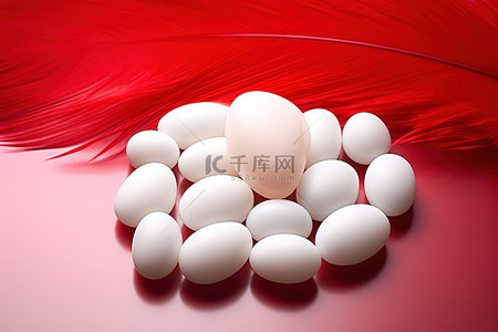 白色的球背景图片_白色的球坐在红色的羽毛中