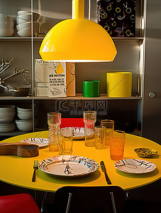 一间小餐厅有黄色灯罩和餐位设置
