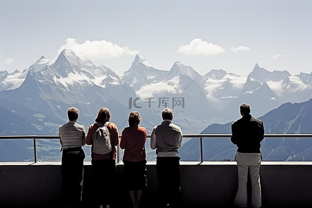 一群人背景图片_一群人正在眺望远山