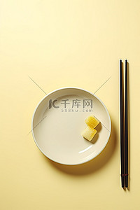 筷子和寿司背景图片_一盘黄色背景的寿司和筷子
