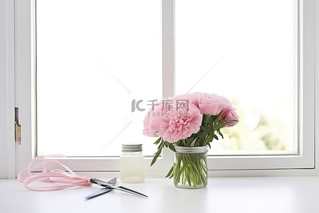 白色窗台上的粉色花朵和剪刀