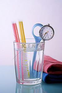 一个玻璃杯，上面有牙刷和一个时钟