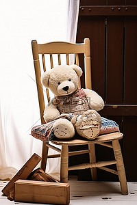 一只毛绒熊坐在木椅周围