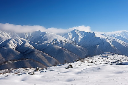 山蓝背景图片_蓝天下白雪覆盖的山脉
