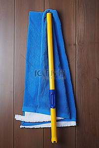 工具蓝色背景图片_一个空的拖把手柄，上面有一块蓝色的布和一块黄色的拖把
